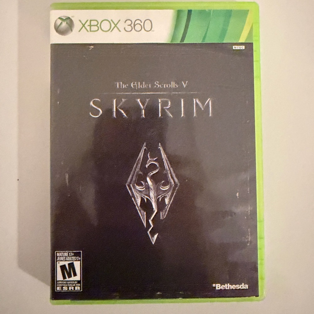 The Elder Scrolls V: Skyrim Xbox 360 - Green Case